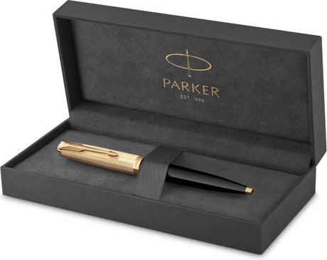 Parker 51 Kugelschreiber | luxuriöses schwarzes Gehäuse mit goldfarbenem Finish | mittlere 18-Karat-Feder mit schwarzer Tinte | Geschenkverpackung