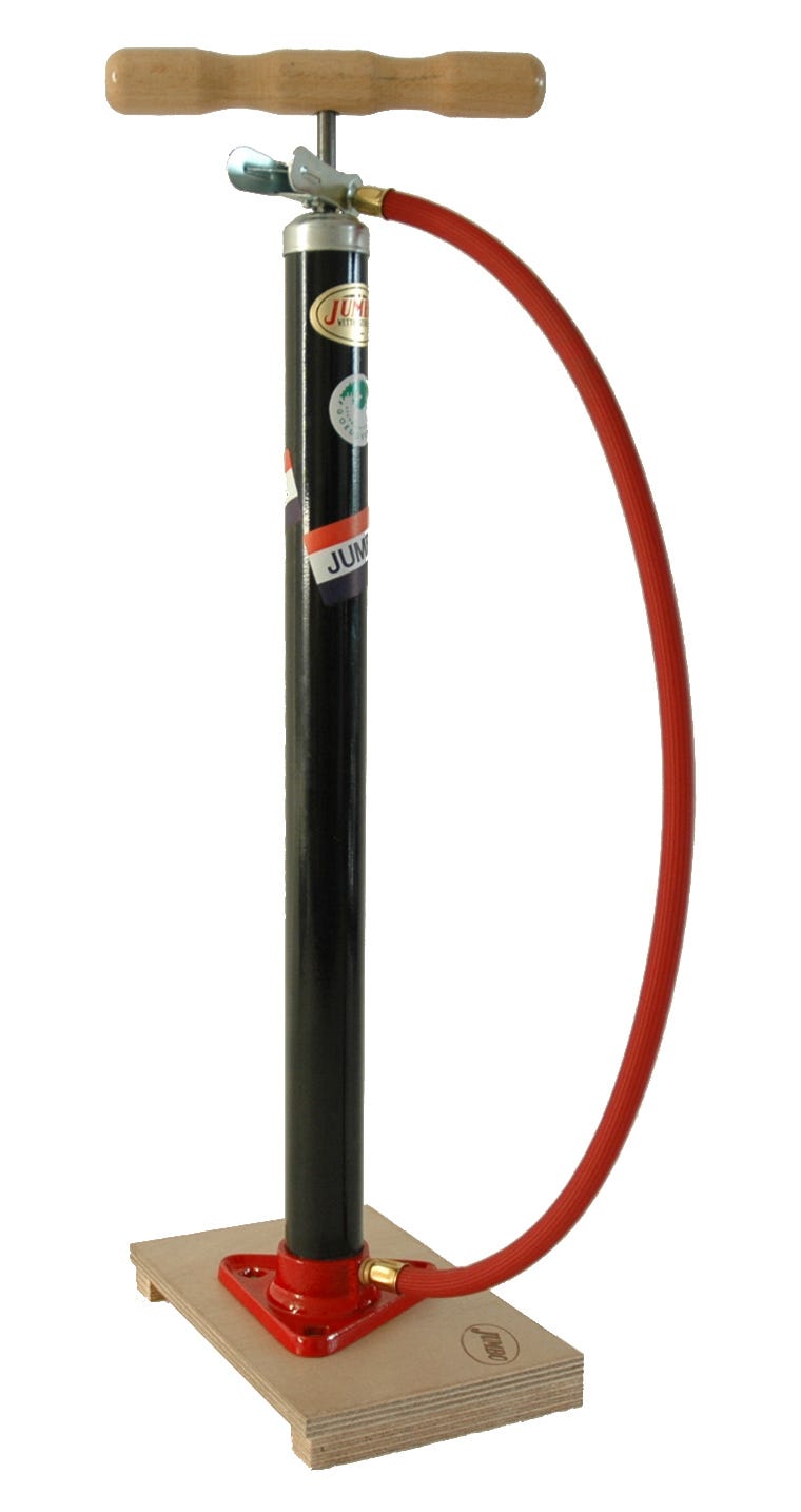 Fahrradpumpe auf Holzbrett mit Dunlop Valiel