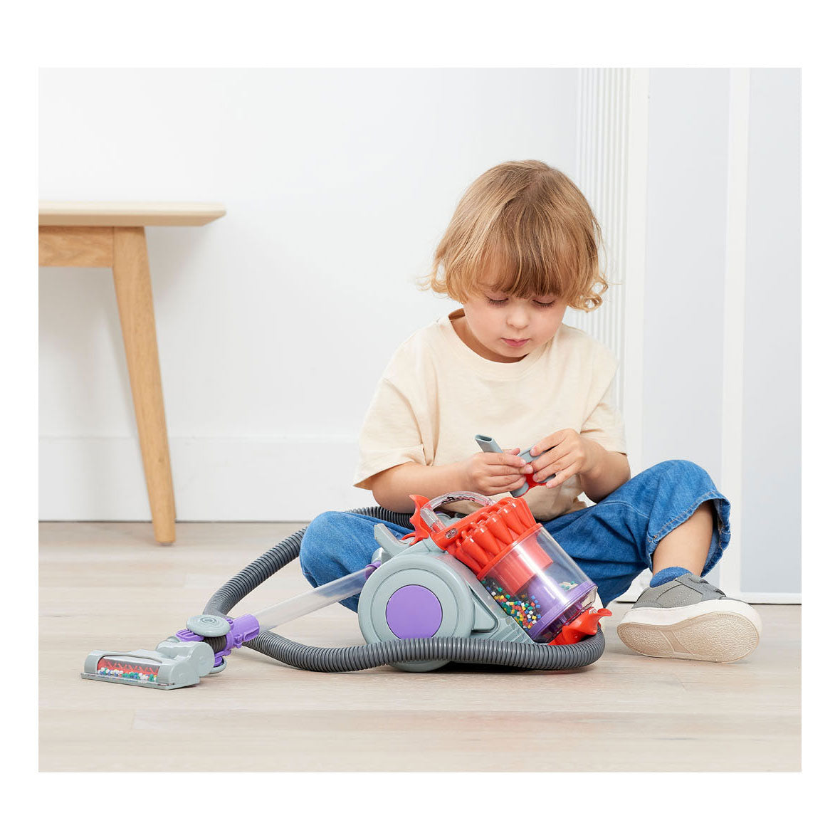 Casdon Spielzeugstaubsauger Dyson DC22 mit realistischer Saugkraft.