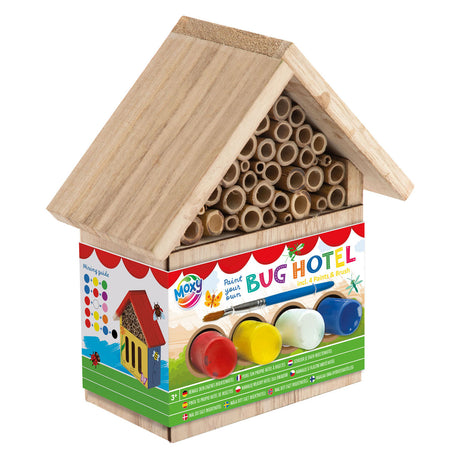 Eine kreative Bastelgruppe malt Ihr eigenes Insektenhotel-Farbset aus Holz