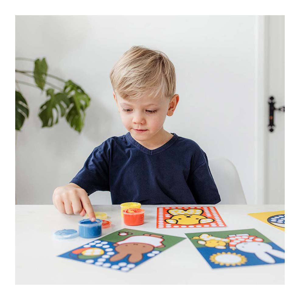 Kreative Bastelgruppe kreativ mit Fingerfarbe Miffy