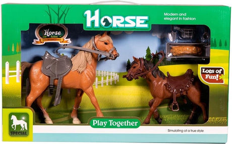 Pferd mit Fohlen und diversem Zubehör