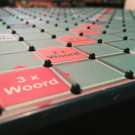 Megableu Scrabble XL – das klassische Wortspiel im Extragroßformat – Brettspiel für die ganze Familie – 2–4 Spieler – große Buchstaben mit Tilelock-System