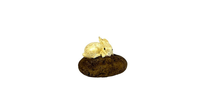 Konijn op steen liggend 6x4,5cm polyester