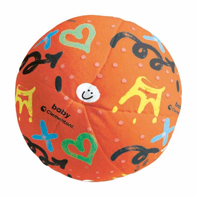 Clementoni-Baby zielt und schießt Basketball