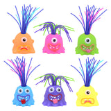 Johntoy schreiendes Monster an den Haaren ziehend