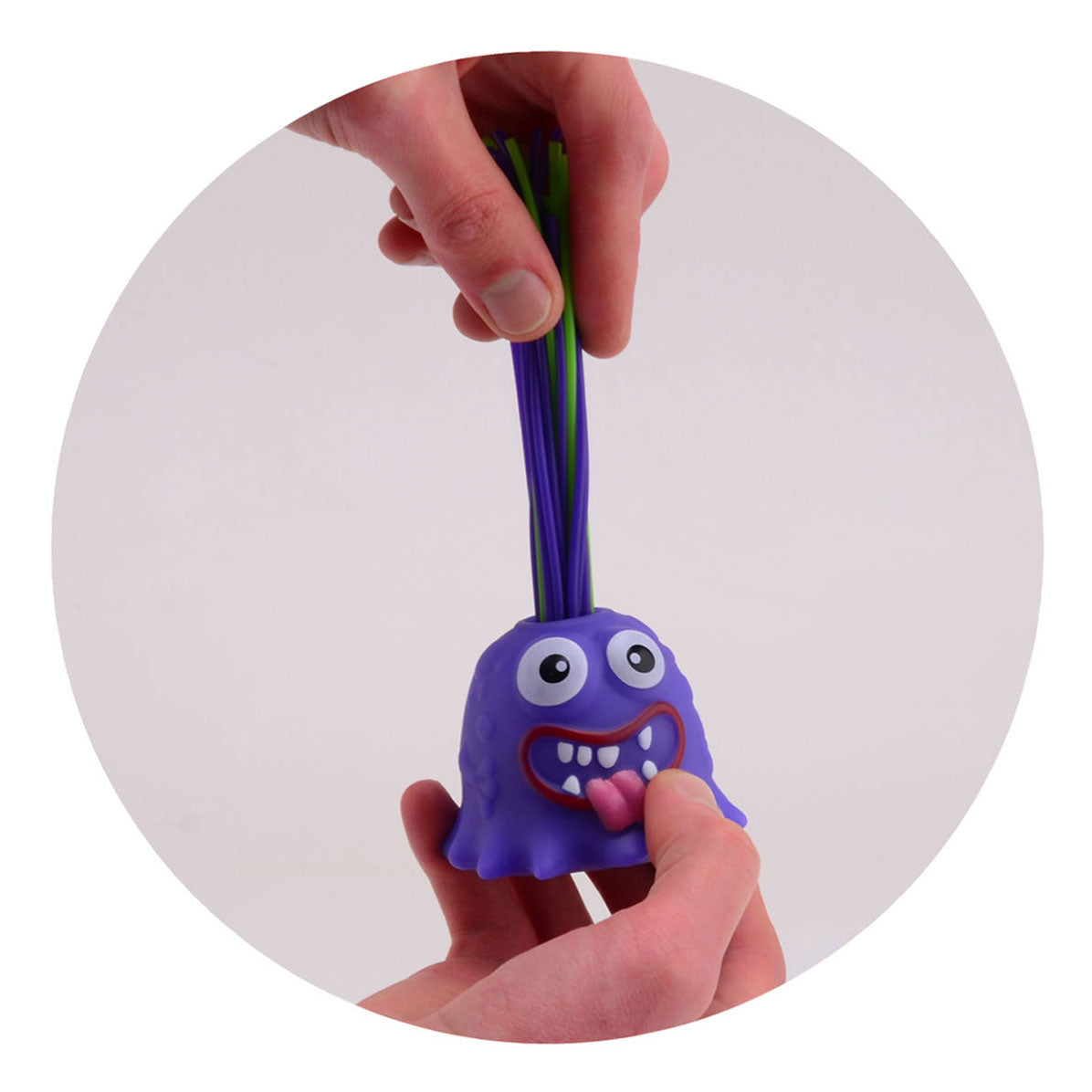 Johntoy schreiendes Monster an den Haaren ziehend