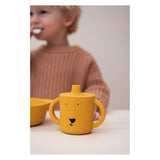Trixie Trinkbecher - mr. Löwe – Trinkbecher für Baby – Anti-Klecks-Becher – für Babys ab 4 Monaten – aus Silikon – spülmaschinenfest