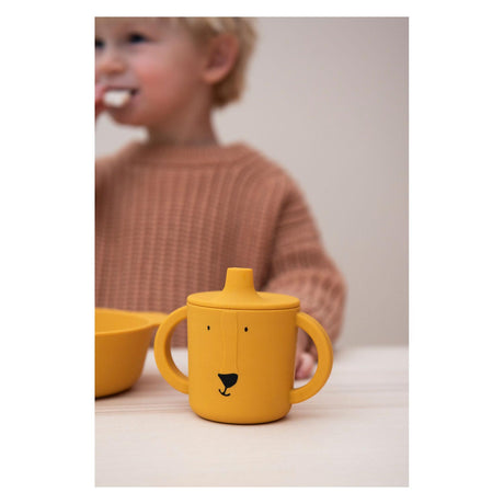 Trixie Trinkbecher - mr. Löwe – Trinkbecher für Baby – Anti-Klecks-Becher – für Babys ab 4 Monaten – aus Silikon – spülmaschinenfest