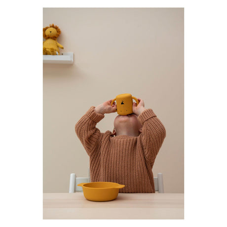 Trixie Trinkbecher - mr. Löwe – Trinkbecher für Baby – Anti-Klecks-Becher – für Babys ab 4 Monaten – aus Silikon – spülmaschinenfest
