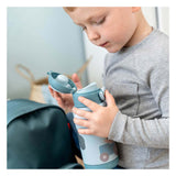 Done by Deer isolierte Trinkflasche Tiny Farm – Blau