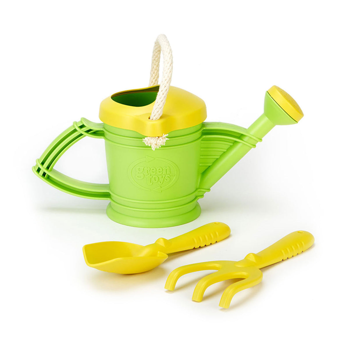 Jouets verts jouets verts arrosant avec des outils de jardin