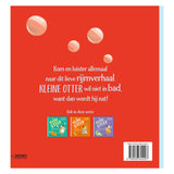 Der kleine Otter des Rebo-Verlags nimmt ein Bad