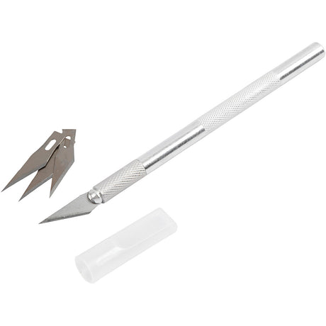 Kreativfirma schneidet Messer mit 3 Klingen
