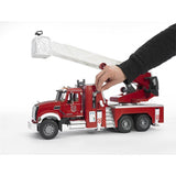 Bruder Mack Granit-Feuerwehrautoleiter und Wasserpumpe