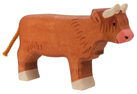 Holztiger schottischer Highlander, stehend. 1