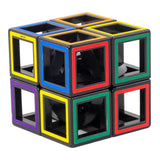 Neueste Spielzeuge sind ein zwei mal zwei hohler Puzzle-Würfel