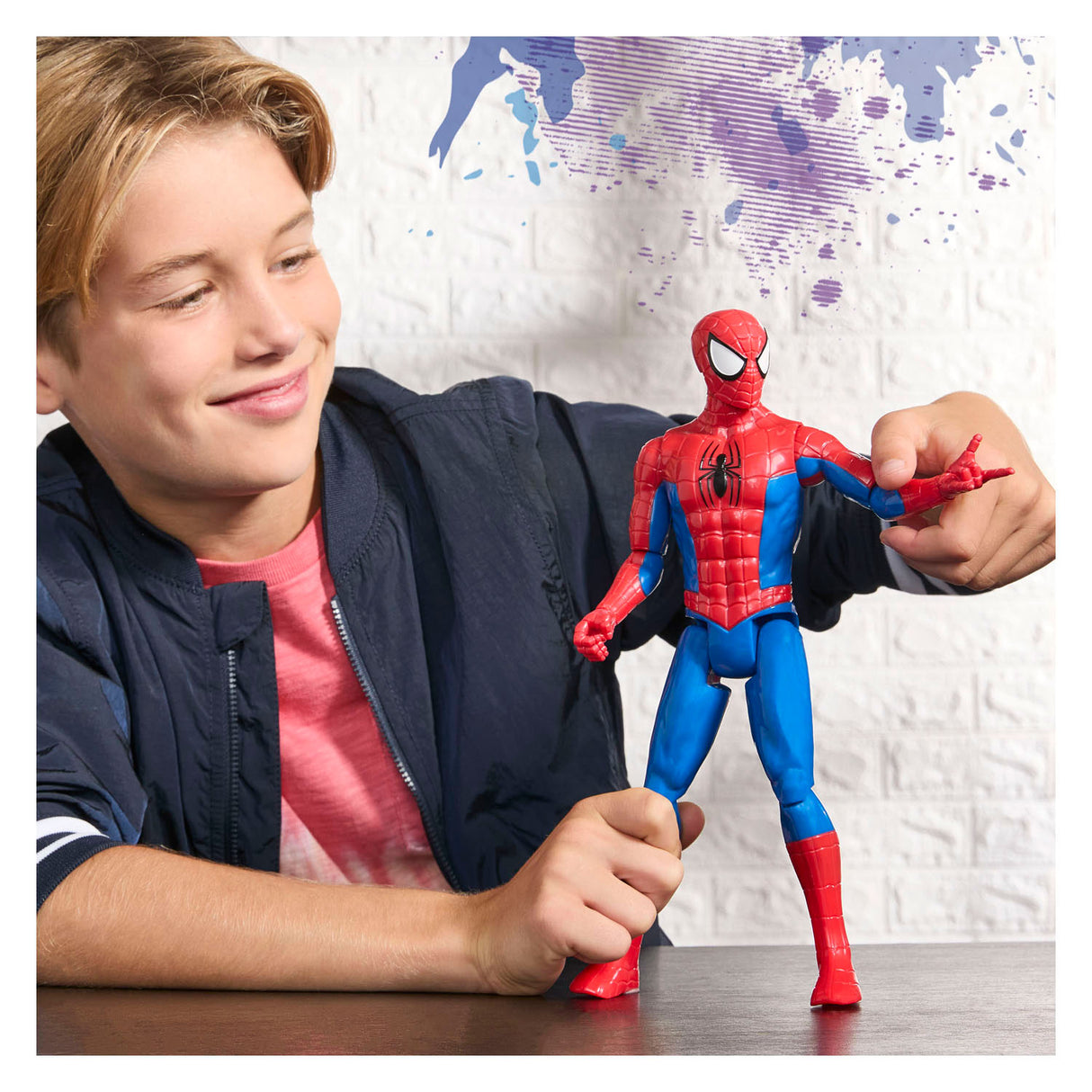 Hasbro Spider-Man Actionfigur rot blau klassisches 30 cm großes Spielzeug.