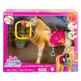 Barbie rätselhaft, das große Pferd, das ein Pferd jagt, ein Tanz- und Showpferd jagt