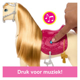 Barbie rätselhaft, das große Pferd, das ein Pferd jagt, ein Tanz- und Showpferd jagt