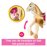 Barbie rätselhaft, das große Pferd, das ein Pferd jagt, ein Tanz- und Showpferd jagt