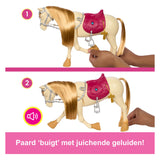 Barbie rätselhaft, das große Pferd, das ein Pferd jagt, ein Tanz- und Showpferd jagt