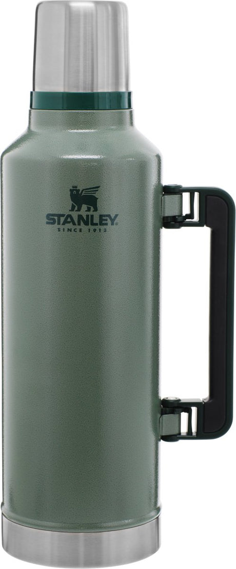 Stanley Classic Legendäre Thermoskanne 2,3 l – hält 45 Stunden heiß, 2 Tage kalt – auslaufsicher – spülmaschinenfest – BPA-frei – für Kaffee, Tee und mehr – Edelstahl-Thermoskanne – Hammerschlaggrün
