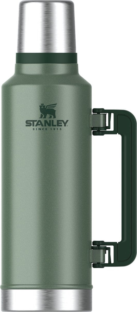Stanley Classic Legendary Thermoskanne 1,9 l – hält 45 Stunden warm, 2 Tage kalt – spülmaschinenfest – Thermoskanne aus Edelstahl – auslaufsicher – Hammerschlaggrün