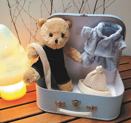 Egmont Morris mit Kleidung im Koffer. 29x