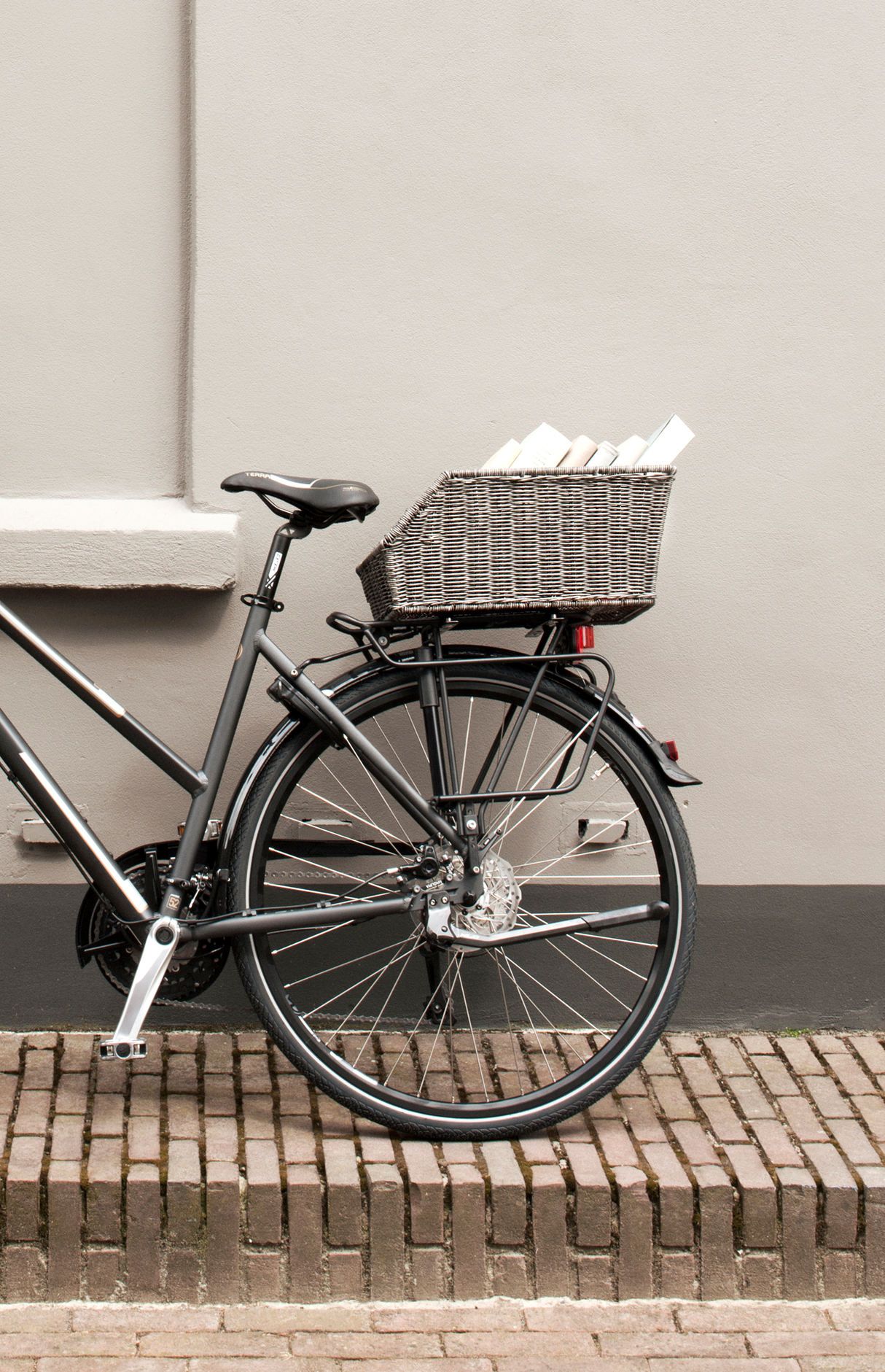 Basil Cento Rattan Fahrradkorb auf der Rückseite -Brown