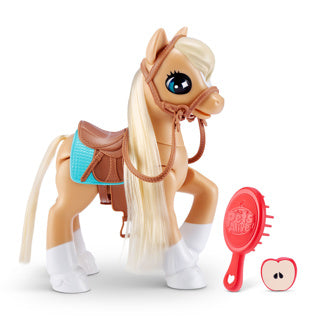 Zuru streichelt ein lebendiges Pony