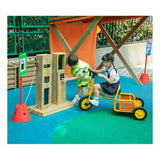 Klassische Spieltankstelle aus Holz für den Außenbereich