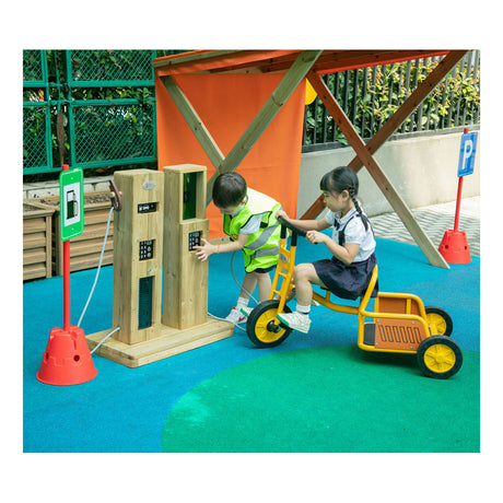 Klassische Spieltankstelle aus Holz für den Außenbereich