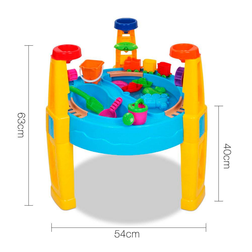Sand- und Wasserspielplatz mit Sonnenschirm