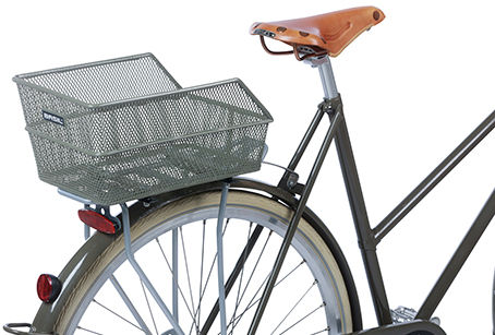 Basil Cento Flower's Bicycle Basket en la parte posterior de Olive Green