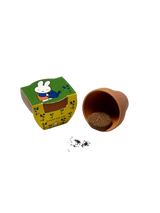 Nijntje terracota pot vergeet mij niet.