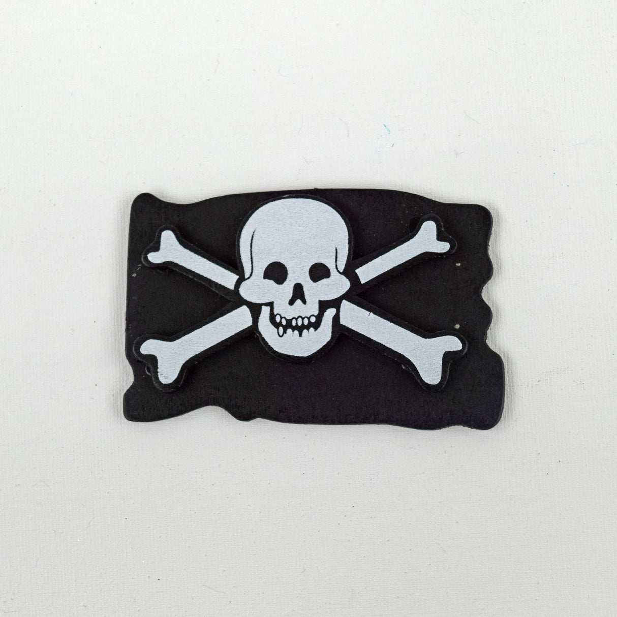 Darice • Bemalte Piratenflagge in Holzform