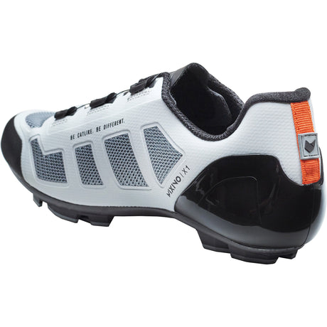 Katzenartige MTB-Schuhe Mixino XC1 Größe 39 Carbongrau