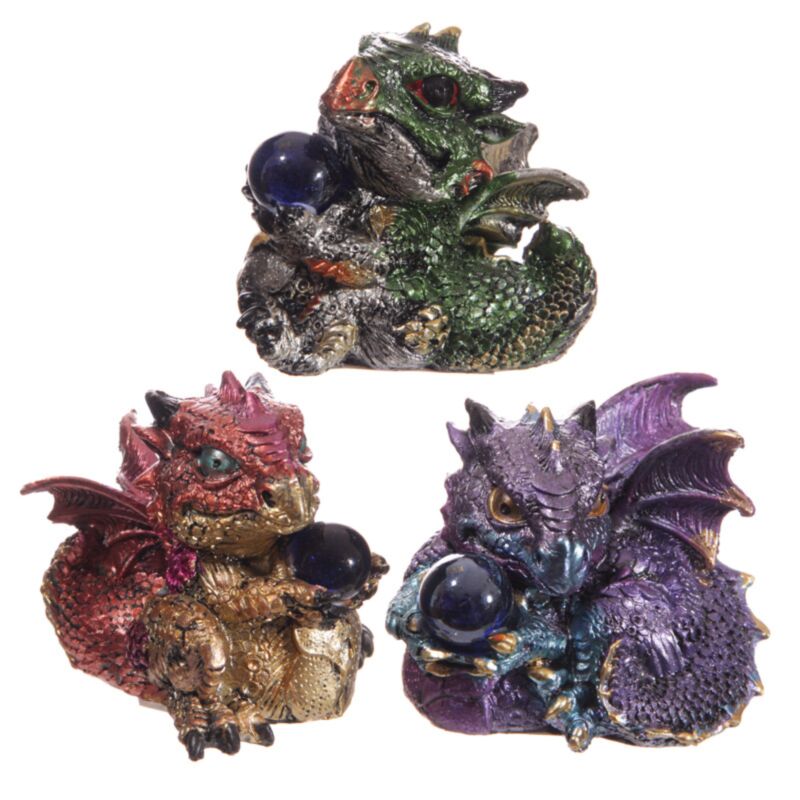 Niedlicher Babydrache mit Kristallkugel