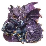 Niedlicher Babydrache mit Kristallkugel