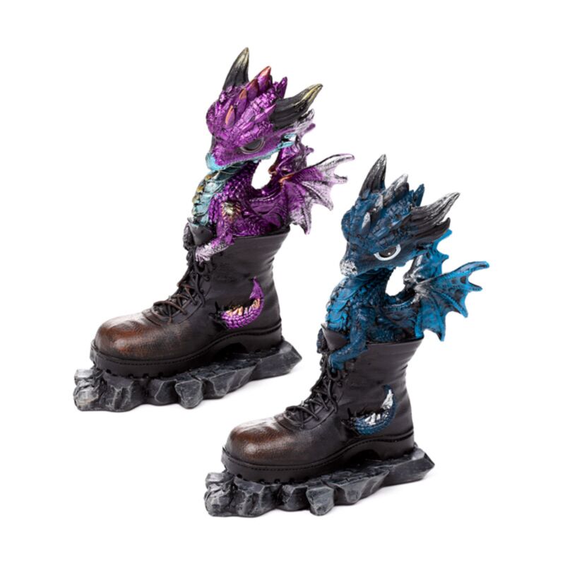 Elemente niedlicher Babydrache im alten Stiefel