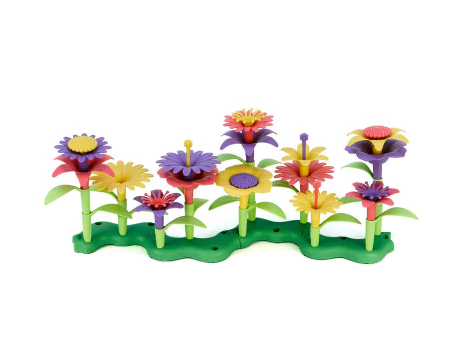 Grüne Spielzeuge bauen einen Blumenstrauß