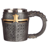 Mittelalterlicher Ritterhelm mit Kettenhemd, dekorativer Bierkrug