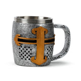 Dekorativer mittelalterlicher Ritter-Helm-Bierkrug in Silber und Gold