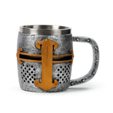 Dekorativer mittelalterlicher Ritter-Helm-Bierkrug in Silber und Gold