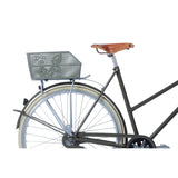 Basil Cento Flower's Bicycle Basket en la parte posterior de Olive Green