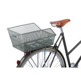 Basil Cento Bicycle Basket en la parte posterior de Olive Green