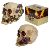 Totenkopfknochen mit lila Rosen als Wohnaccessoire