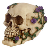 Totenkopfknochen mit lila Rosen als Wohnaccessoire
