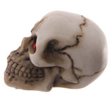 Gruseliges Wohnaccessoire mit Totenkopf und roten Augen